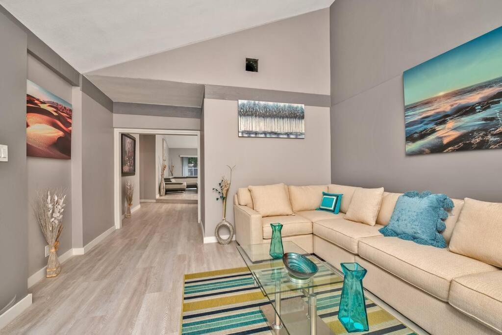 Spacious 4 Bedrooms, 2 Bathroom House With Pool Hébergement de vacances