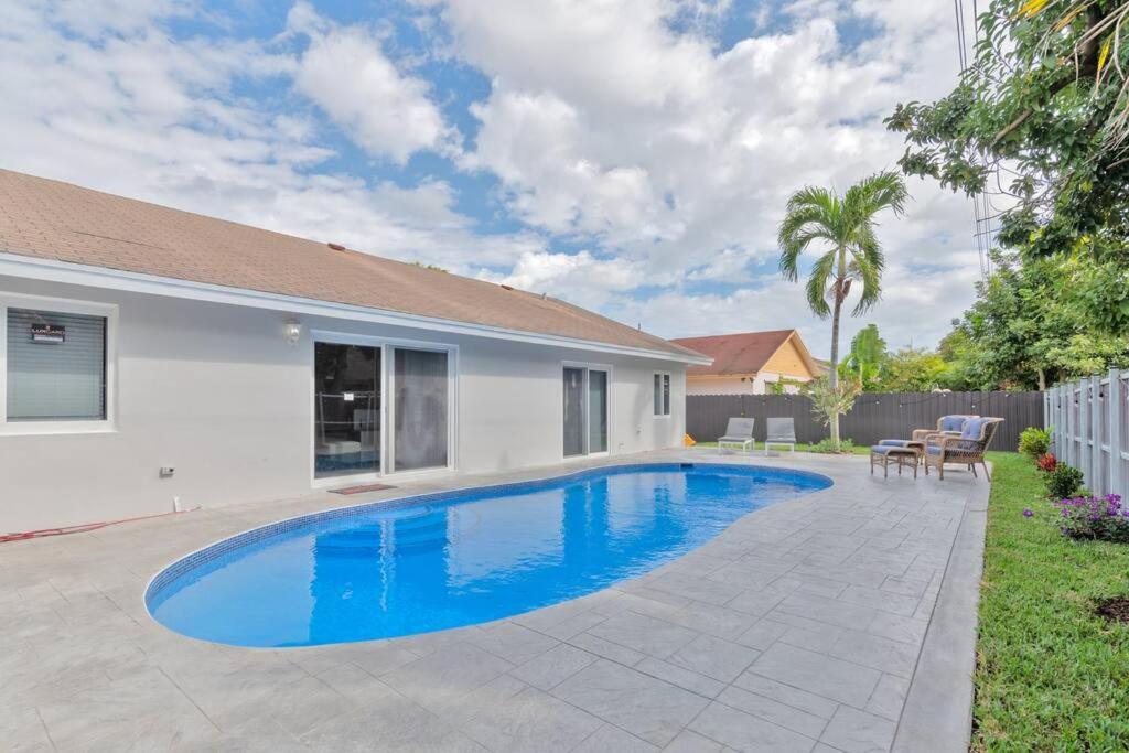 Hébergement de vacances Spacious 4 Bedrooms, 2 Bathroom House With Pool *