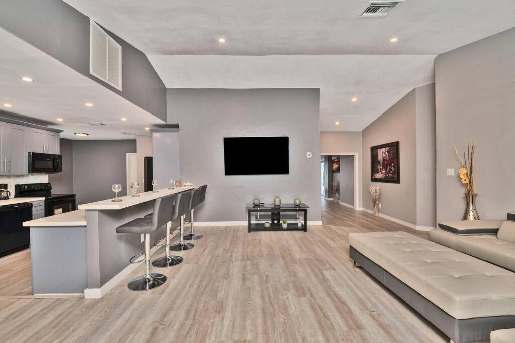 Spacious 4 Bedrooms, 2 Bathroom House With Pool Miramar