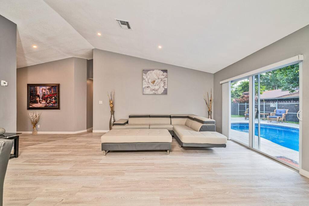 Spacious 4 Bedrooms, 2 Bathroom House With Pool