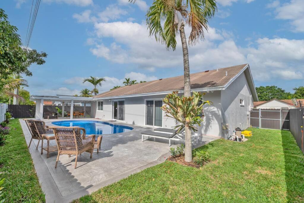 Spacious 4 Bedrooms, 2 Bathroom House With Pool Hébergement de vacances *