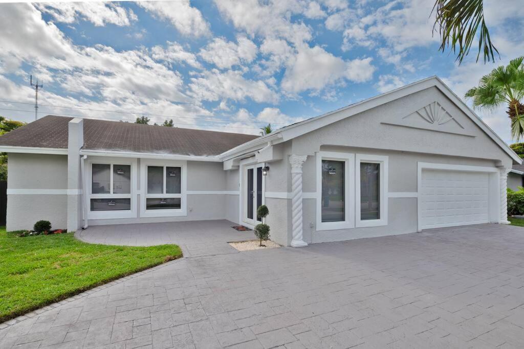 Spacious 4 Bedrooms, 2 Bathroom House With Pool