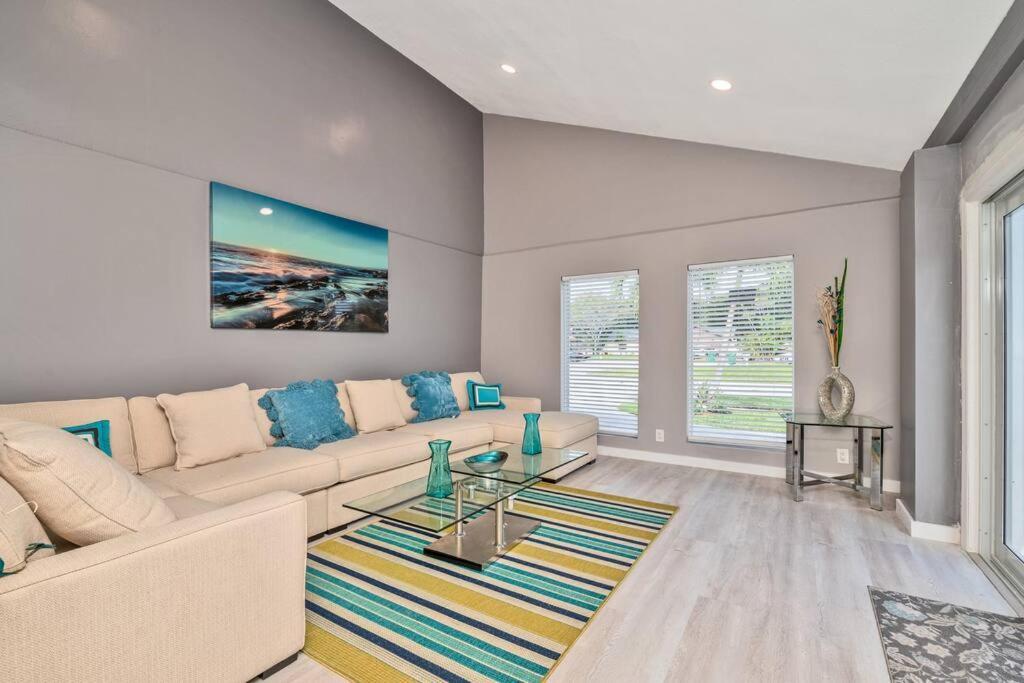 Hébergement de vacances Spacious 4 Bedrooms, 2 Bathroom House With Pool Miramar