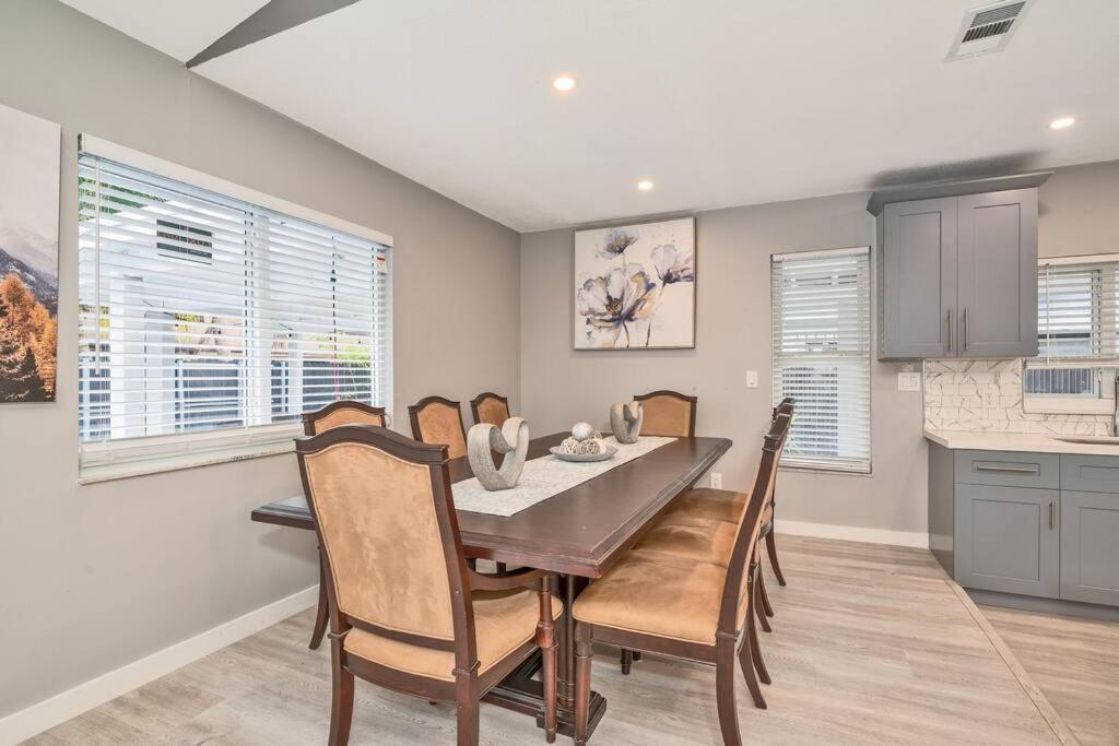 Spacious 4 Bedrooms, 2 Bathroom House With Pool Hébergement de vacances Miramar